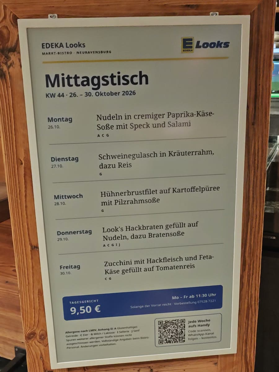 Elektronische Papier-Anzeigetafel im Holzrahmen mit dem Mittagstisch-Wochenplan KW 44, 26. bis 30. Oktober 2026, Tagesgericht 9,50 Euro, Mo bis Fr ab 11:30 Uhr