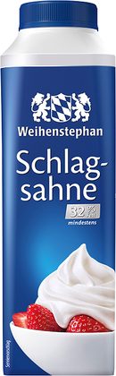 Schlagsahne für Bayerische Creme mit Erdbeersoße